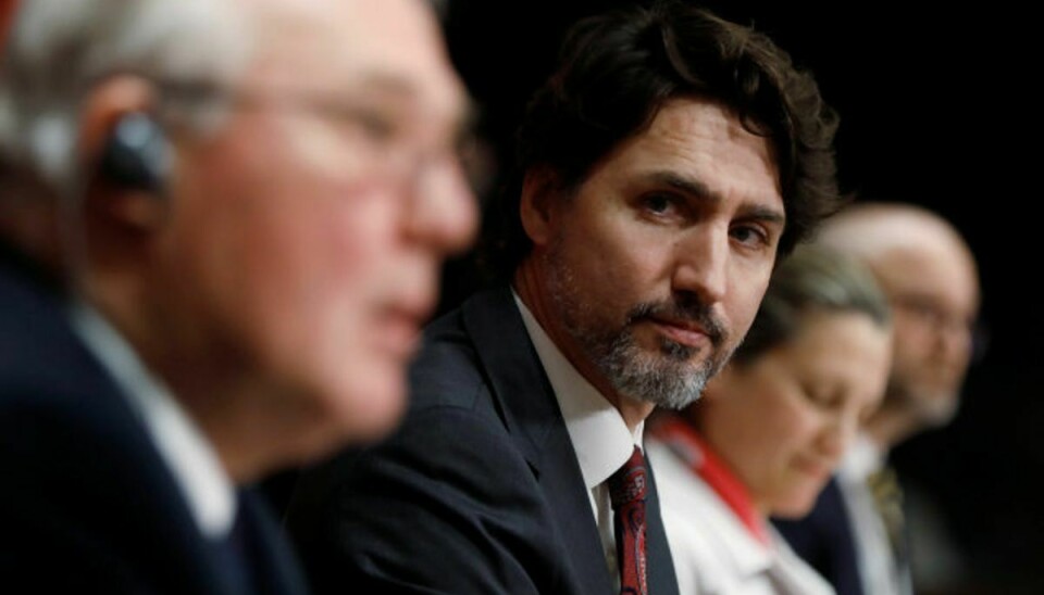 Canada forbyder med øjeblikkelig virkning et forbud mod en lang række militærlignende våbentyper. Det meddeler premierminister Justin Trudeau (nummer to fra venstre) på et pressemøde fredag. Foto: Blair Gable/Reuters