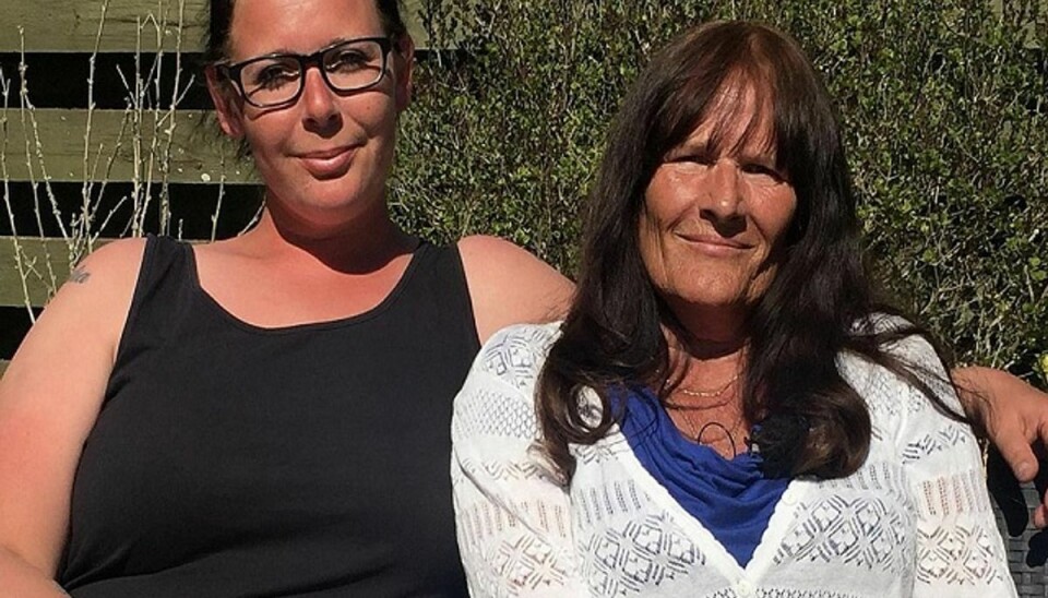 Charlotte Ahm (tv.) og Hanne Larsen (th.) er stærkt utilfredse med plejehjemmet Kongsgården, fordi de mener, at plejehjemmet har svigtet deres mor og farmor. Foto: TV2 Østjylland. Charlotte Ahm (tv.) og Hanne Larsen (th.) er stærkt utilfredse med plejehjemmet Kongsgården, fordi de mener, at plejehjemmet har svigtet deres mor og farmor. Foto: TV2 Østjylland.