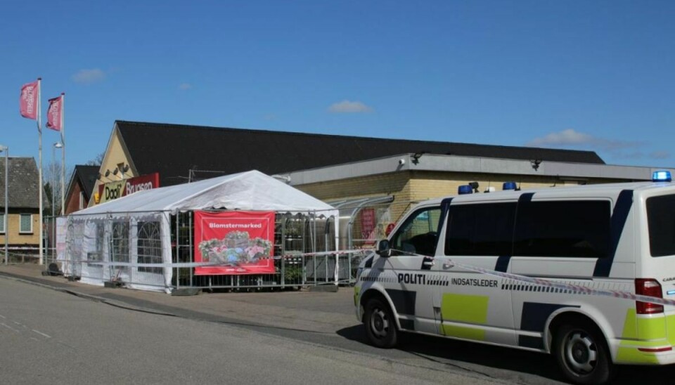 Tre ukendte gerningsmænd har med kniv truet sig til penge og cigaretter i DagliBrugsen i Ruds Vedby. KLIK VIDERE OG SE FLERE BILLEDER Foto: Presse-fotos.dk