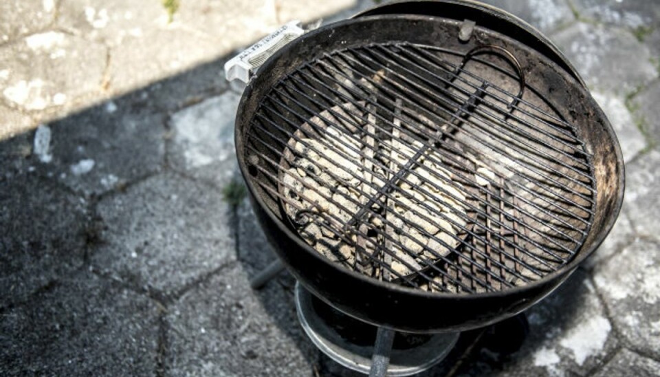 Colibakterien STEC kaldes også “burgerbakterien”, fordi den oftest forekommer i u-gennemstegte hakkebøffer. Derfor skal hakket kød altid steges igennem – også selv om temperaturen er højere på grillen. KLIK videre og se, hvordan du undgår campylobactor. (Arkivfoto) Foto: Mads Claus Rasmussen/Scanpix Colibakterien STEC kaldes også “burgerbakterien”, fordi den oftest forekommer i u-gennemstegte hakkebøffer. Derfor skal hakket kød altid steges igennem – også selv om temperaturen er højere på grillen. KLIK videre og se, hvordan du undgår campylobactor. (Arkivfoto) Foto: Mads Claus Rasmussen/Scanpix