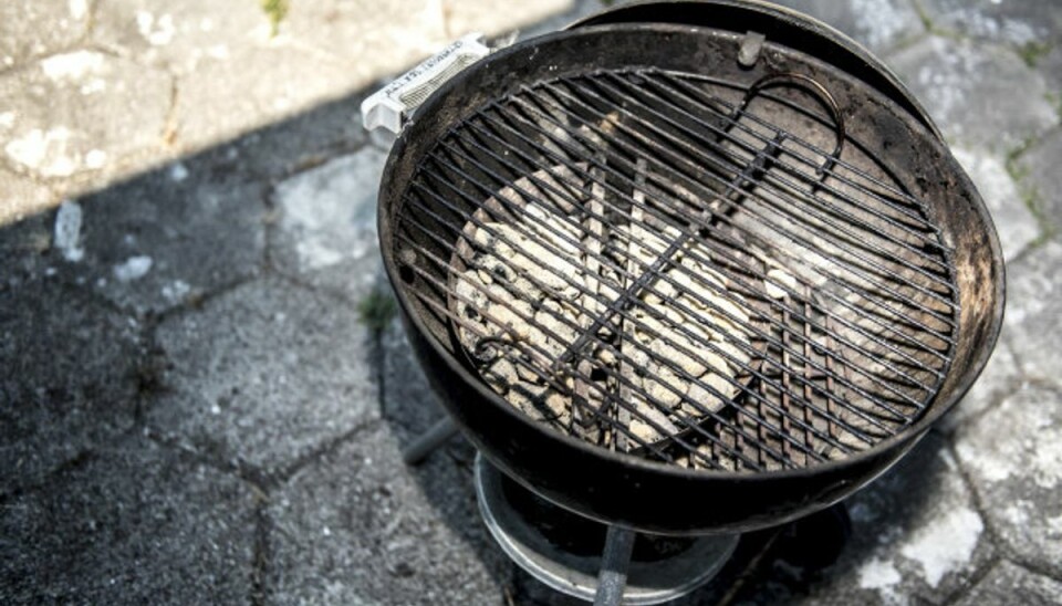 Colibakterien STEC kaldes også “burgerbakterien”, fordi den oftest forekommer i u-gennemstegte hakkebøffer. Derfor skal hakket kød altid steges igennem – også selv om temperaturen er højere på grillen. KLIK videre og se, hvordan du undgår campylobactor. (Arkivfoto) Foto: Mads Claus Rasmussen/Scanpix