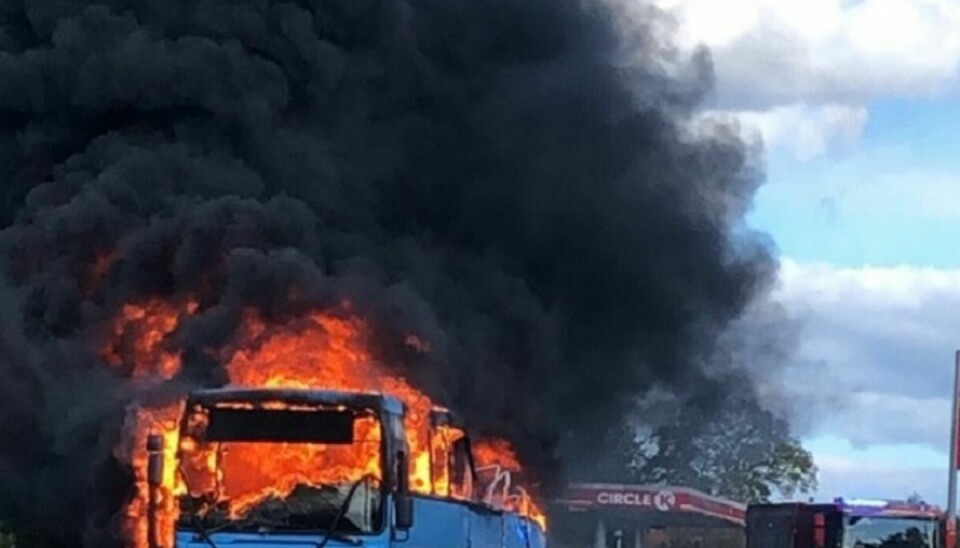 Chauffør og passagerer måtte torsdag sidst på eftermiddagen evakueres, da en bus brød i brand. KLIK for flere billeder. Foto: Øxenholt Foto.