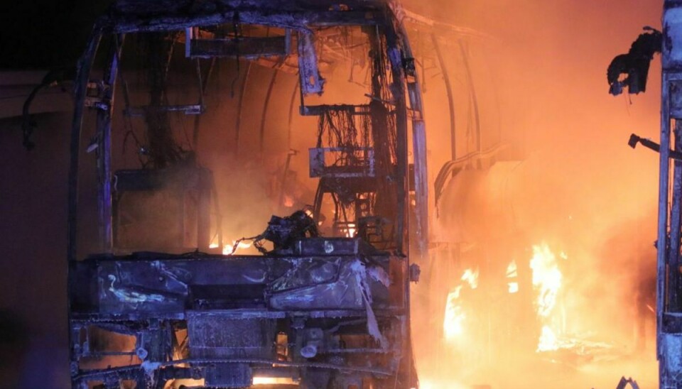 Flere danske busser udbrændte ved en voldsom brand natten til søndag. KLIK FOR FLERE BILLEDER FRA BRANDEN. Foto: Presse-fotos.dk