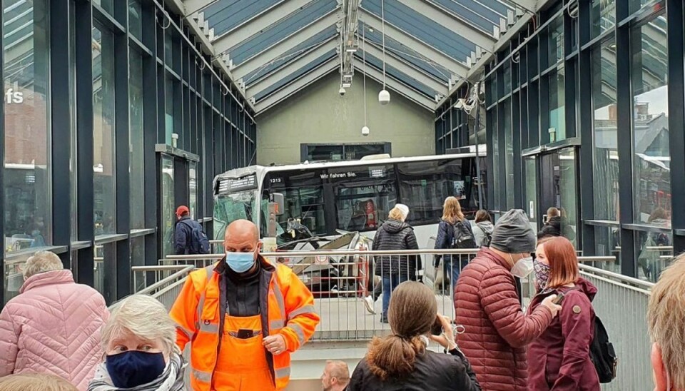 Ledbus bragede ind i banegård