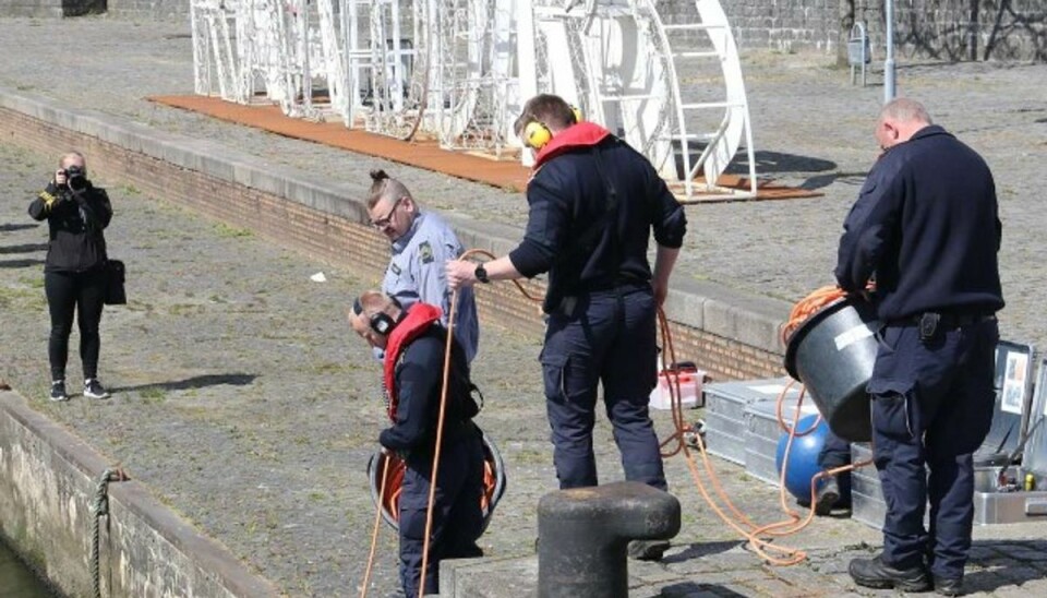 Politiet leder efter lig i havn