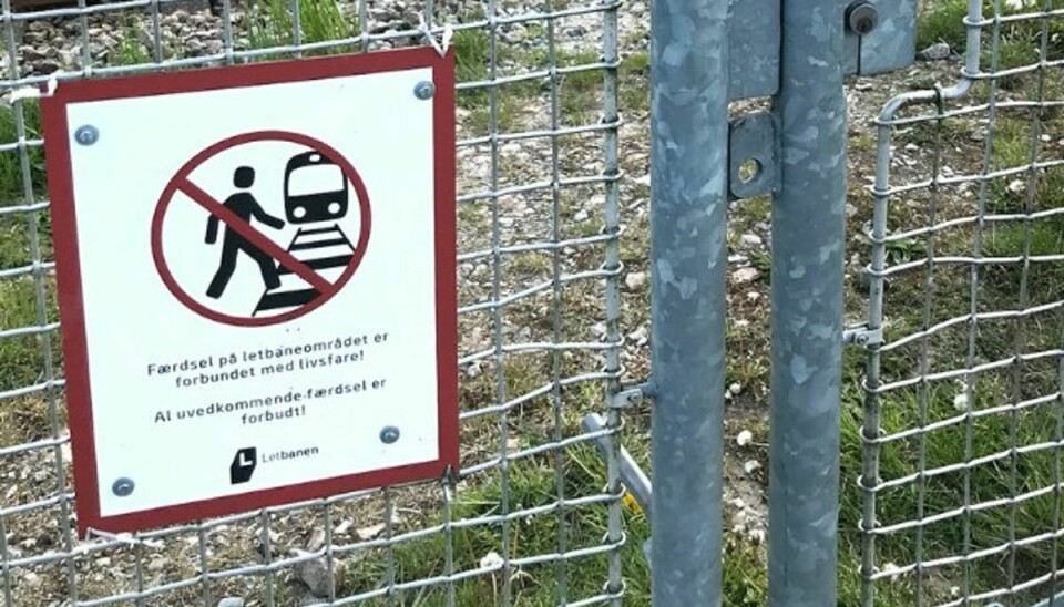 Fællesrådet i Mårslet kommer nu med et opråb om, at det hegn, der er sat op ved Letbanen ikke afholder personer fra at krydse over skinnerne. Foto: Finn Larsen/ Privat