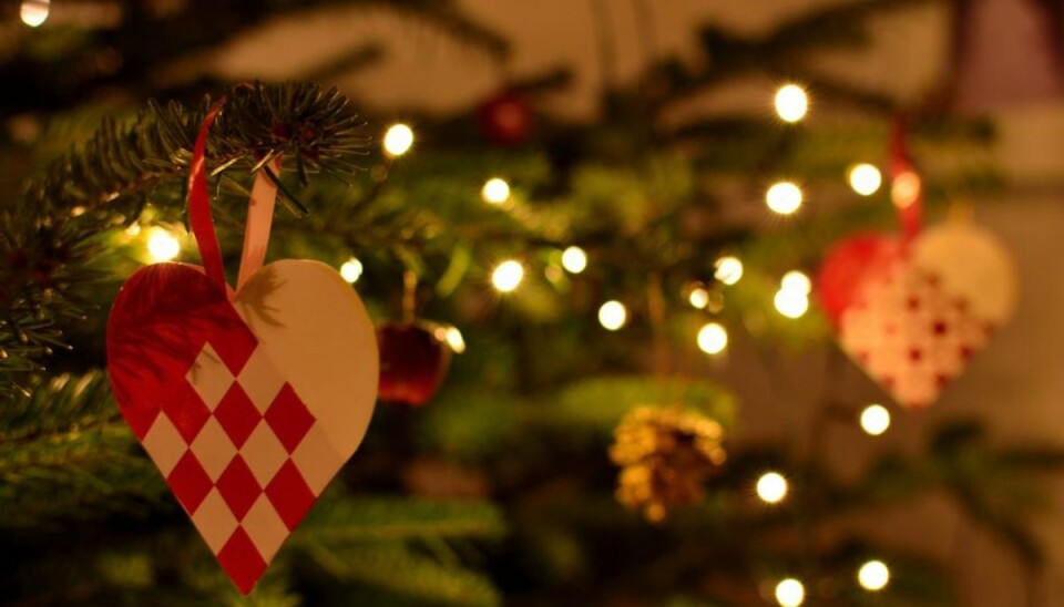 Nisser og julepynt i maj skabte panik Julepynt – i maj – fik en bekymret nabo til at kontakte politiet. Foto: Colourbox.