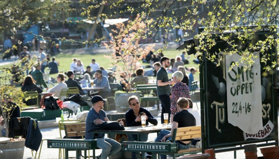 Folk nød foråret i Sveriges hovedstad, Stockholm, i april. Foto: Tt News Agency/Reuters