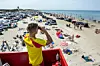 Bemandede livreddertårne betyder ikke, at du som voksen kan slække på opsynet på de børn, du har med på stranden. Du har selv ansvaret for barnet. (Arkivfoto) Foto: Henning Bagger/Scanpix