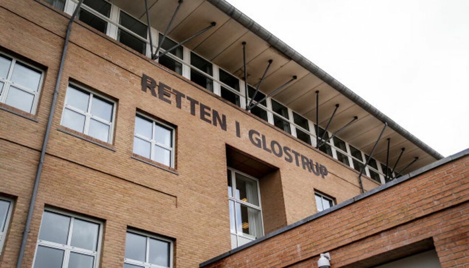 Tiltalt for at mishandle og voldtage kvinde Retten i Glostrup behandler over to dage en sag om mishandling, trusler og voldtægt. En 25-årig mand er tiltalt for blandt andet at have trampet en kvinde i hovedet samt truet med at slå hende ihjel. Foto: Liselotte Sabroe/Scanpix