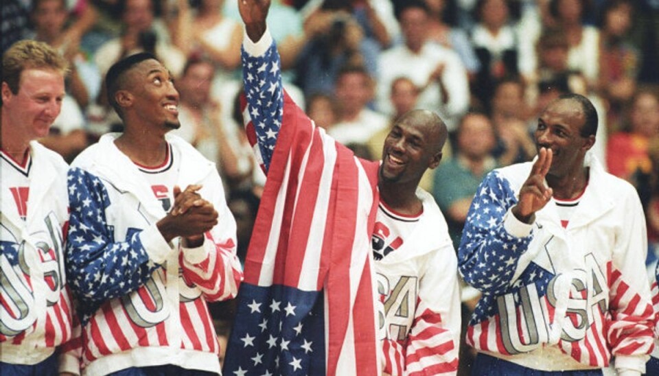 Medspillerne raser over Michael Jordan Pippen (anden fra venstre, red.) og Jordan (tredje fra venstre, red.) ses her efter at have vundet OL-guld som en del af “The Dream Team” i 1992. Foto: Ray Stubblebine/Reuters
