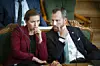 Statsminister Mette Frederiksen (S) og Venstre-formand Jakob Ellemann-Jensen krydsede klinger under en mere end 15 timer lang åbningsdebat, men de kunne dog give hinanden en krammer efterfølgende. Foto: Liselotte Sabroe/Scanpix