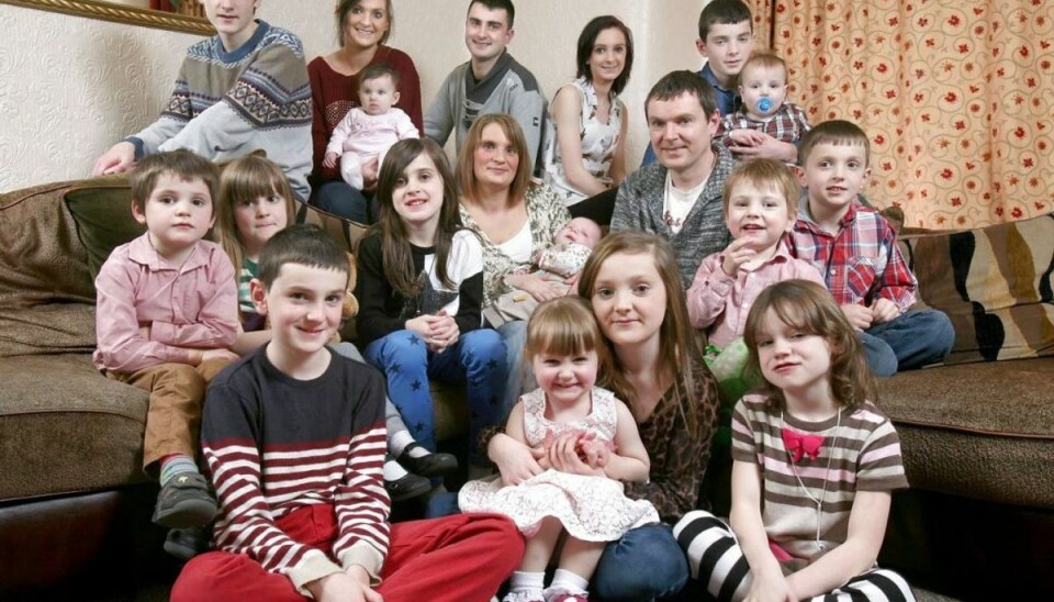 WOW: Britisk familie venter barn nummer 22 Billedet her er fra september 2013, hvor familien ‘kun’ talte 16 børn. Siden er der kommet fire til og endnu et familiemedlem er på vej. Foto: Scanpix/Lorne Campbell/GUZELIAN/SIPA/