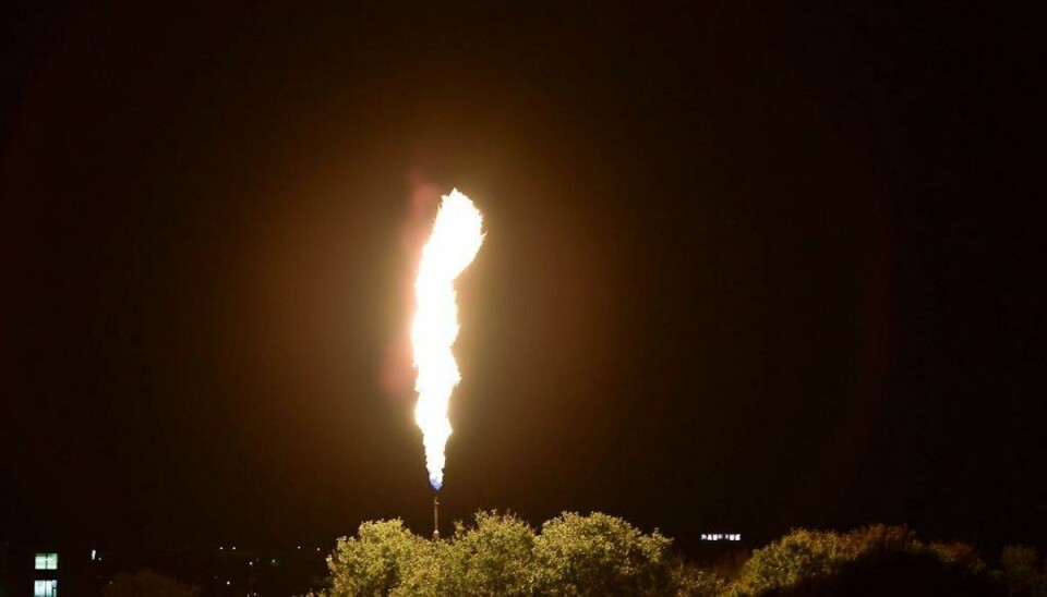 En stor søjle af ild på op til 20 meter rejser sig fra en 12 meter høj skorsten på Munkdrupvej, og skyldes en planlagt afbrænding af gas, som gasselskabet Evida gennemfører. (Foto: Bo Amstrup/Ritzau Scanpix) En stor søjle af ild på op til 20 meter rejser sig fra en 12 meter høj skorsten på Munkdrupvej, og skyldes en planlagt afbrænding af gas, som gasselskabet Evida gennemfører. (Foto: Bo Amstrup/Ritzau Scanpix)