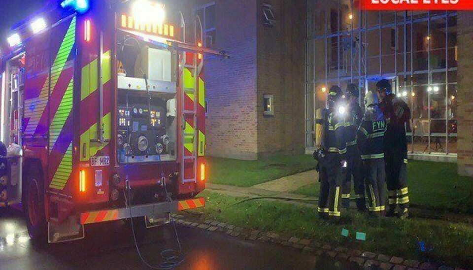 Der udbrød brand i en lejlighed i Odense onsdag aften, fordi et stearinlys væltede og antændte noget papir. En person blev kørt på hospitalet til tjek for røgforgiftning. Foto: Local Eyes