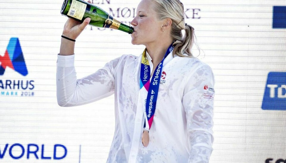 Anne-Marie Rindom på podiet med champagne og VM-bronzemedalje i Laser Radial i 2018 ved VM i sejlsport i Aarhus. (Foto: Henning Bagger/Ritzau Scanpix)