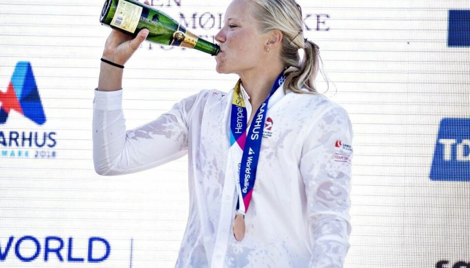 Anne-Marie Rindom på podiet med champagne og VM-bronzemedalje i Laser Radial i 2018 ved VM i sejlsport i Aarhus. (Foto: Henning Bagger/Ritzau Scanpix) Anne-Marie Rindom på podiet med champagne og VM-bronzemedalje i Laser Radial i 2018 ved VM i sejlsport i Aarhus. (Foto: Henning Bagger/Ritzau Scanpix)