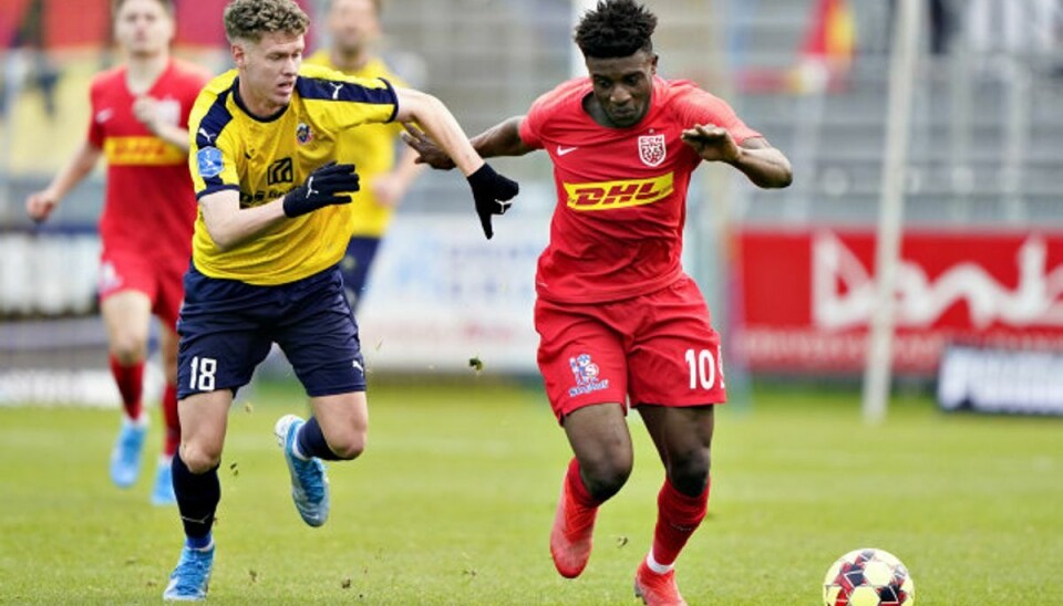 Point på straffe i overtid FC Nordsjællands Mohammed Kudus og Hobros Christian Cappis kæmper om bolden i søndagens opgør. Foto: Henning Bagger/Scanpix