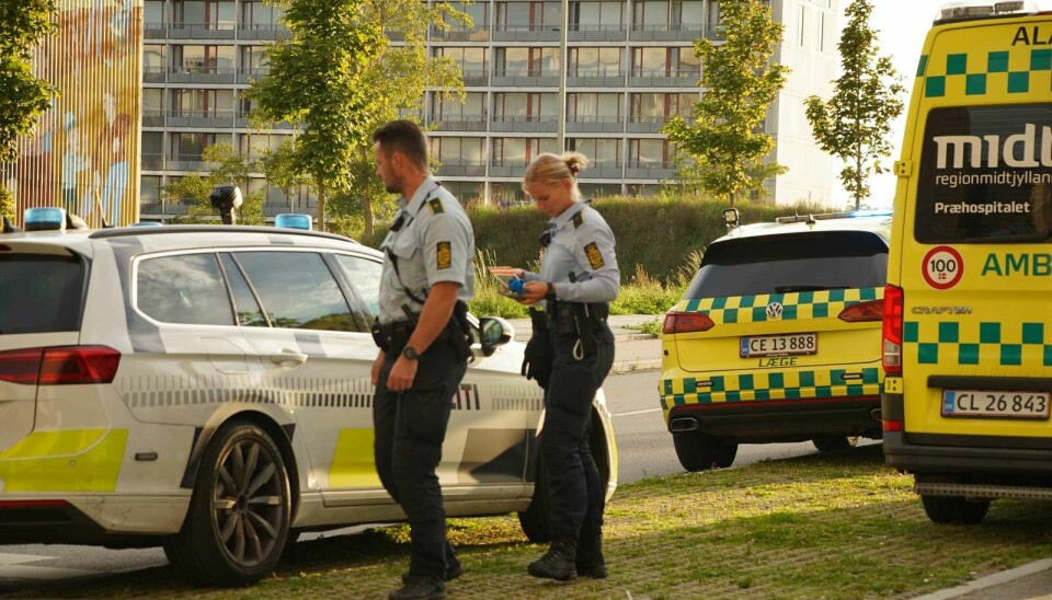 Politibiler, politibetjente, ambulance, Gudrunsvej i Brabrand ved Aarhus