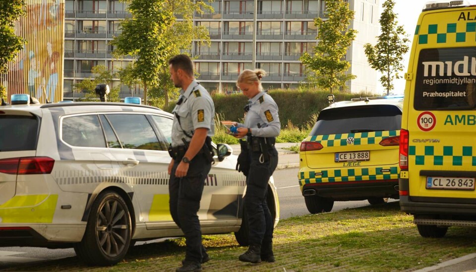 Den 18-årige kvinde blev fundet død i en lejlighed på Gudrunsvej i Brabrand ved Aarhus. Politibiler, politibetjente, ambulance, Gudrunsvej i Brabrand ved Aarhus