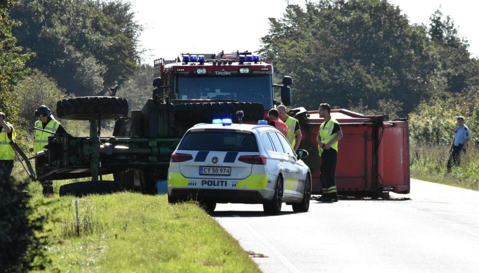 En traktor væltede, da en bil kørte ind i den på Vippelvej i Tinglev. En 14-årig pige er kørt til tjek på skadestuen.