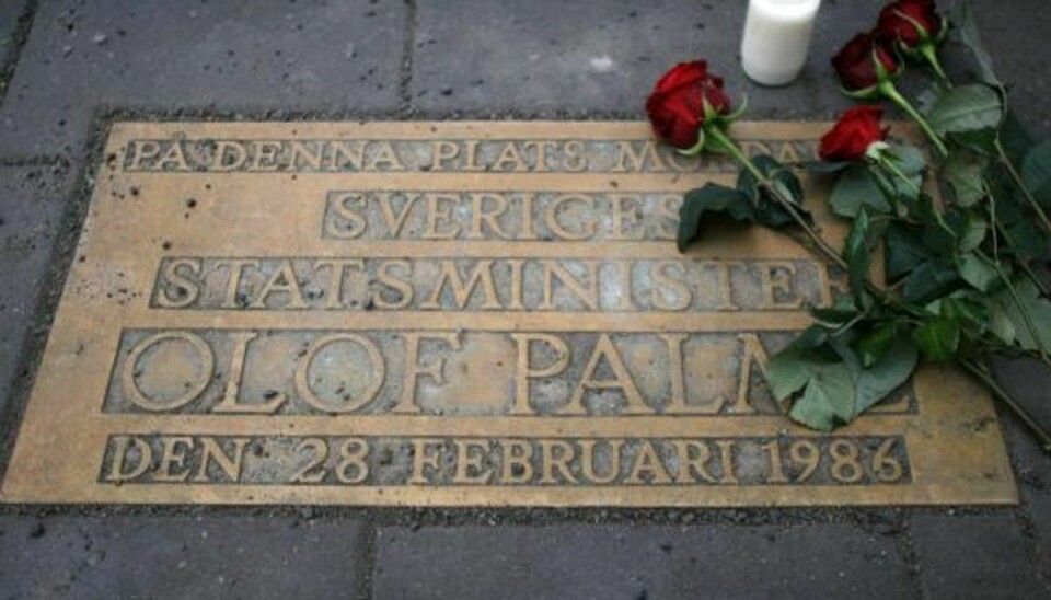 Den socialdemokratiske statsminister Olof Palme blev myrdet i det centrale Stockholm i 1986, efter han havde været i biografen med sin kone. Det var dengang et kæmpe chok for det svenske samfund. Mindepladen er anbragt på det sted i Stockholm, hvor det dræbende skud faldt. Foto: Bob Strong/Reuters