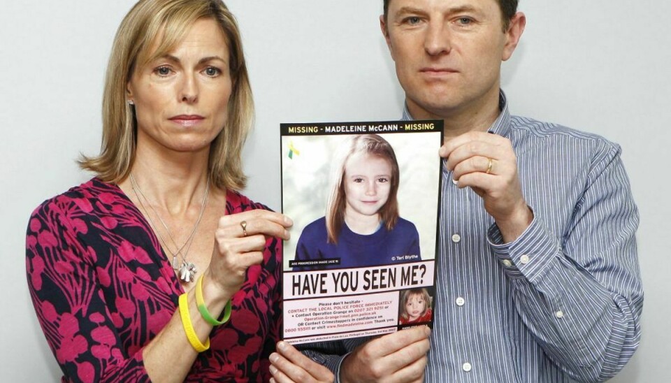 Arkivfoto af Madeleine McCann’s forældre Gerry og Kate McCann med en plakat af, hvordan Madeleine måske så ud i 2012. (Foto: ANDREW WINNING/Scanpix 2017)