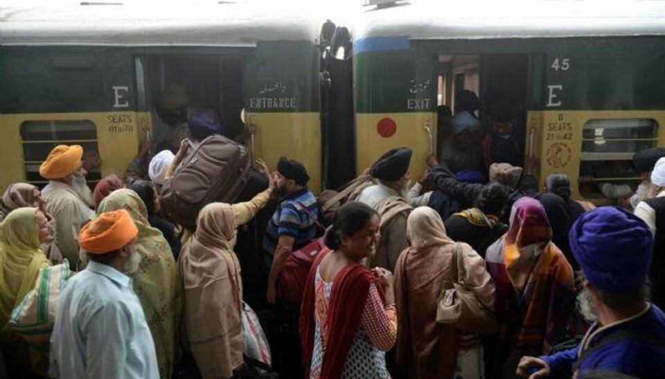 Mindst 60 er fundet dræbt i afsporede togvogne i Indien Et eksprestog i Indien er tidligt søndag morgen afsporet. Mindst 60 personer er dræbt i ulykken. Arkivfoto Foto: Narinder Nanu/AFP