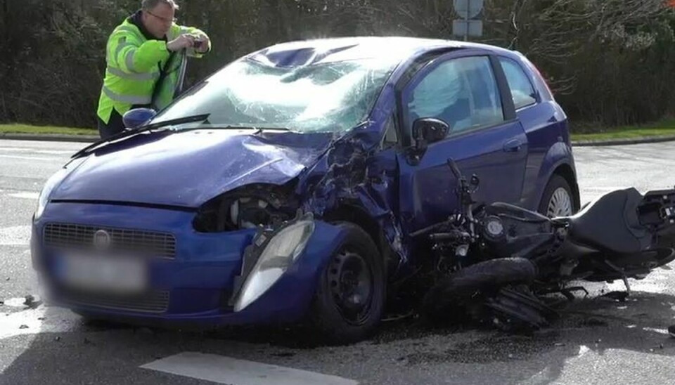 Så galt kan det gå, hvis man ikke er opmærksom i trafikken. Klik og læs gode råd til både bilister og motorcyklister. Og være med til at nedbringe det stigende antal uheld med døde og tilskadekomne. Foto: Local Eyes.