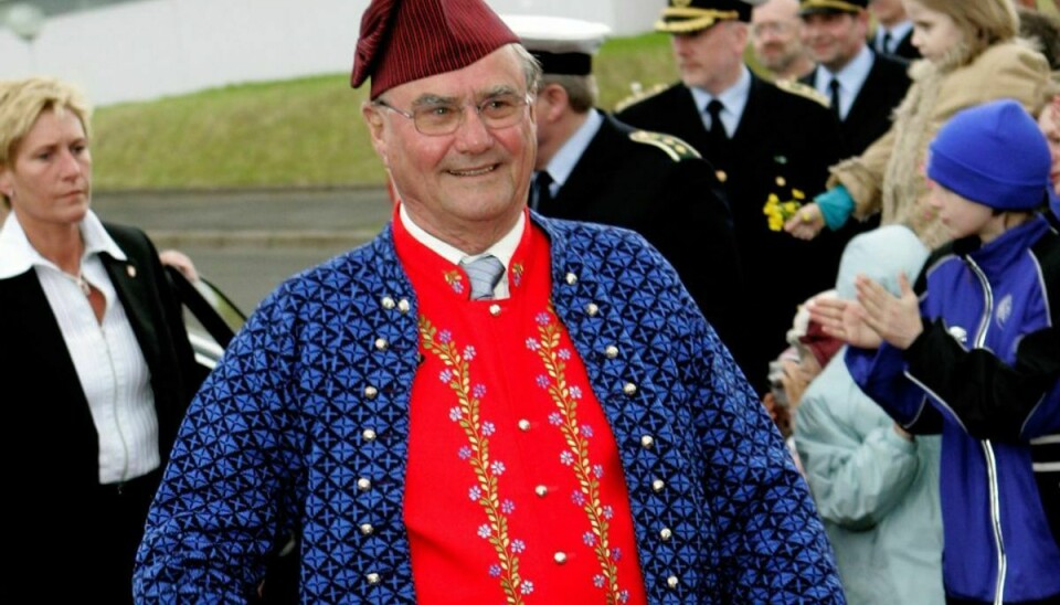 Prins Henrik var altid festlig. Her ses han i den færøske nationaldrag. Foto: Scanpix (Arkivfoto)