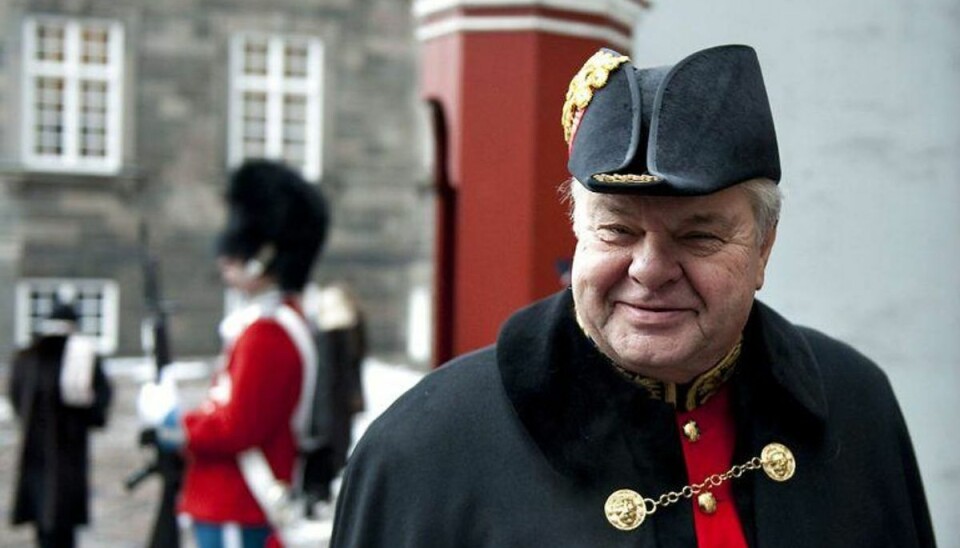 Finansmanden Christian Kjær har fået frataget samtlige sine titler af Kongehuset. KLIK FOR MERE. Finansmanden Christian Kjær har fået frataget samtlige sine titler af Kongehuset. KLIK FOR MERE.