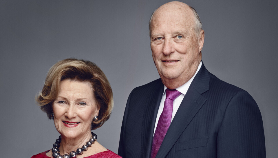 Norske kong Harald var sygemeldt hele sidste uge, men nåede heldigvis at blive frisk nok til at kunne deltage ved sit barnebarns, Emma Tallulah Behn, konfirmations søndag.