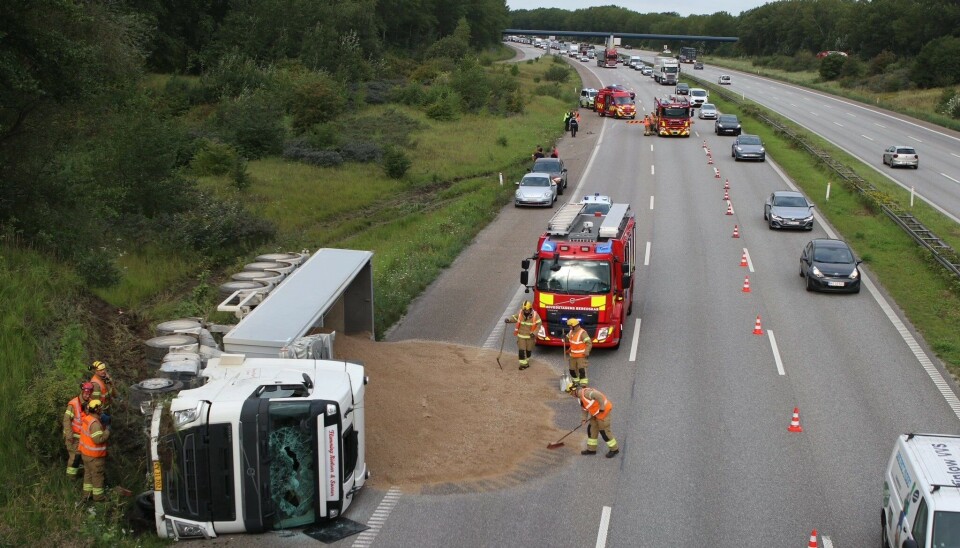 Lastbilen er væltet og har tabt en del af sit læs.