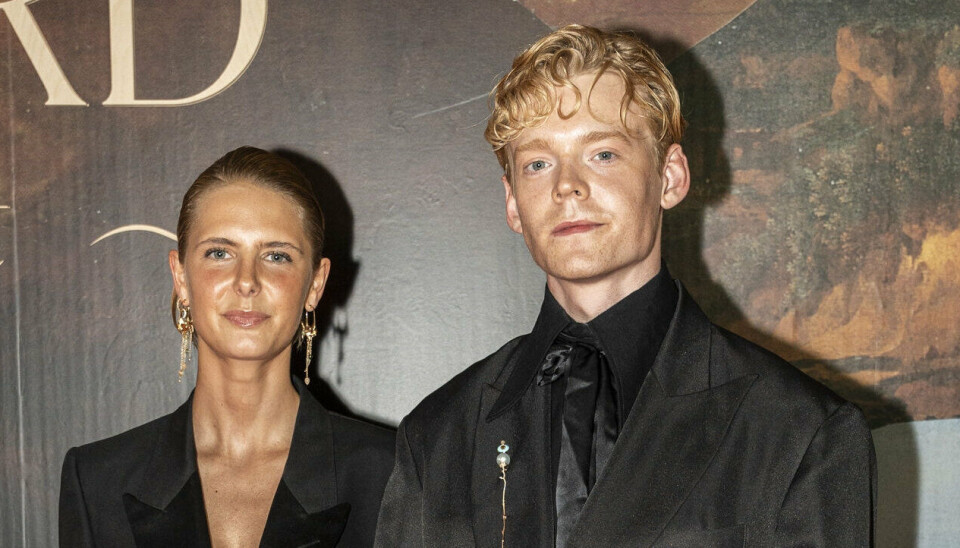 Lucas Lynggaard Tønnesen hånd i hånd med kæresten, Laura Lynggaard Normann.