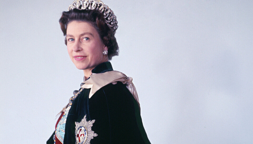 Kong Charles forventes ikke at deltage i de officielle markeringer af et-års-dagen for sin mors død. For at markere årsdagen har kong Charles valgt at genudgive et af sine yndlingsportrætter af dronning Elizabeth. Billedet er taget på Buckingham Palace i 1968, da dronningen var 42 år gammel (Arkivfoto).