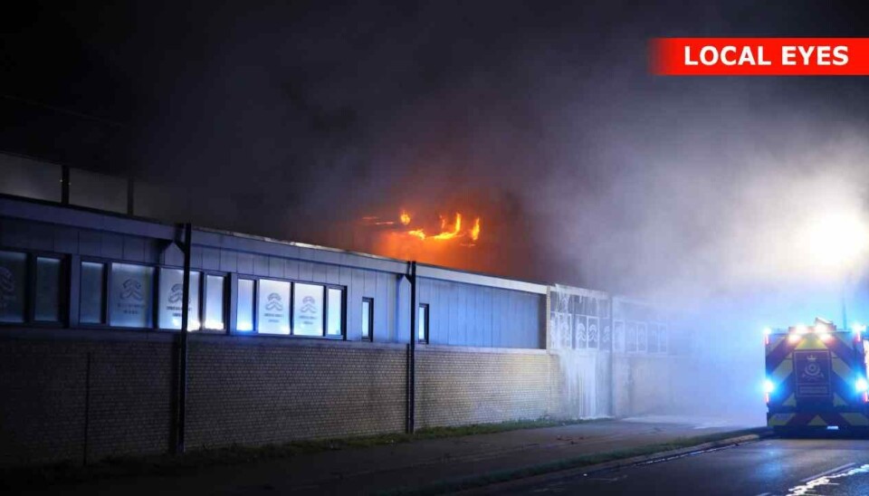 Ilden brød ud, mens det stadig var mørkt.