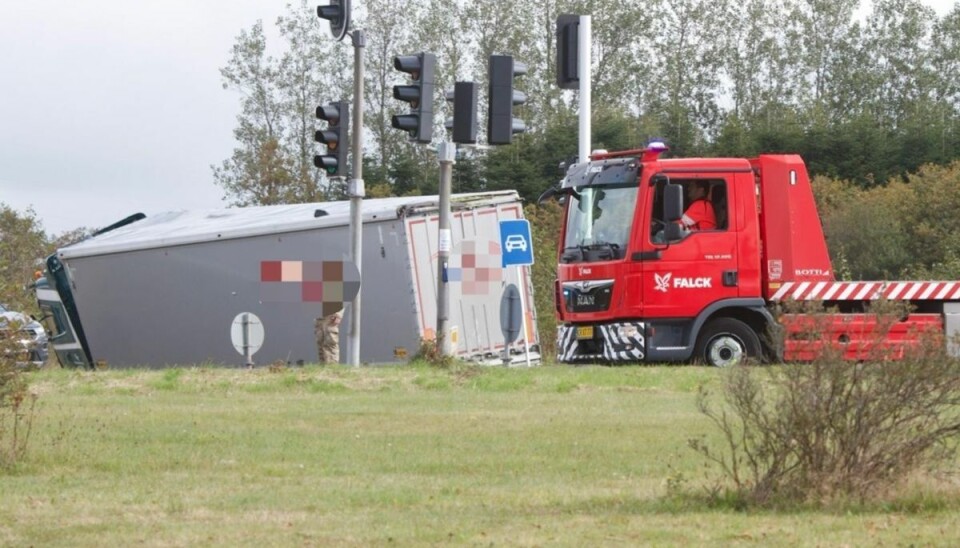 Lastbilen skal bjærges. Lastbilen skal bjærges.