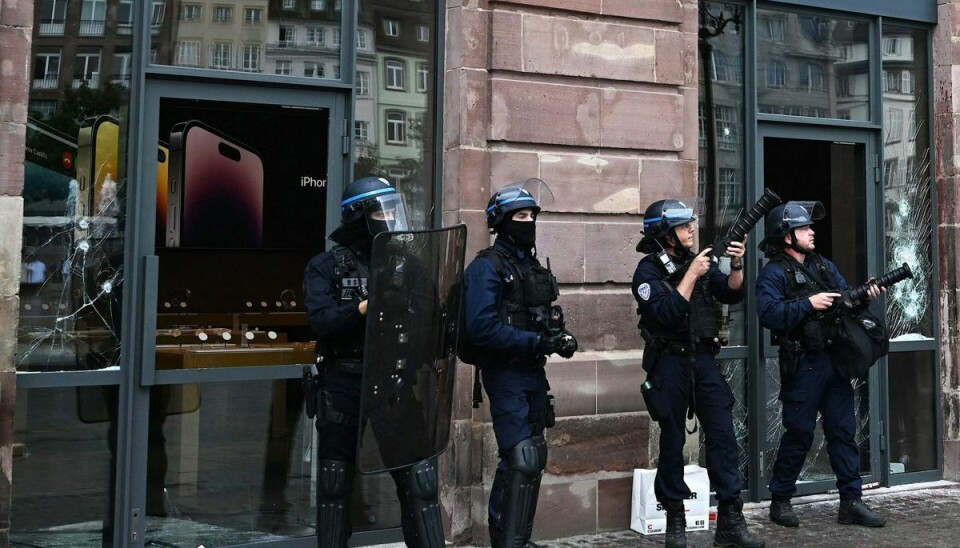 Politiet er iklædt kampudstyr efter voldsomme demonstrationer i de franske gader.