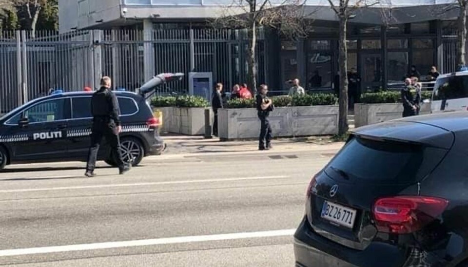 En 18-årig mand er hastet på hospitalet. En 18-årig mand er hastet på hospitalet.