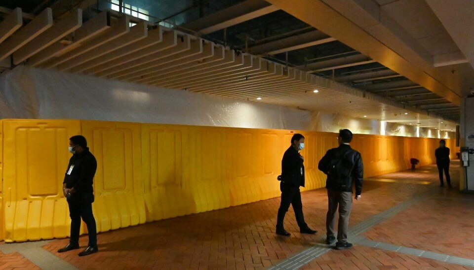 Vagter og et gult plastikhegn omringer onsdag Jens Galschiøts omdiskuterede statue, som har været udstillet i Hongkong siden 1997.