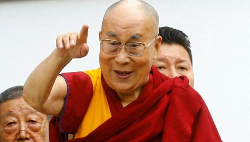 Tibets åndelige leder, Dalai Lama, undskyldte mandag, at han bad en lille dreng om at sutte hans tunge på et videoklip, som er gået viralt på sociale medier. Den 87-årige Dalai Lama ses på videooptagelsen kysse drengens læber, da denne bøjer sig frem for at hilse på den buddhistiske munk. (Arkivfoto)