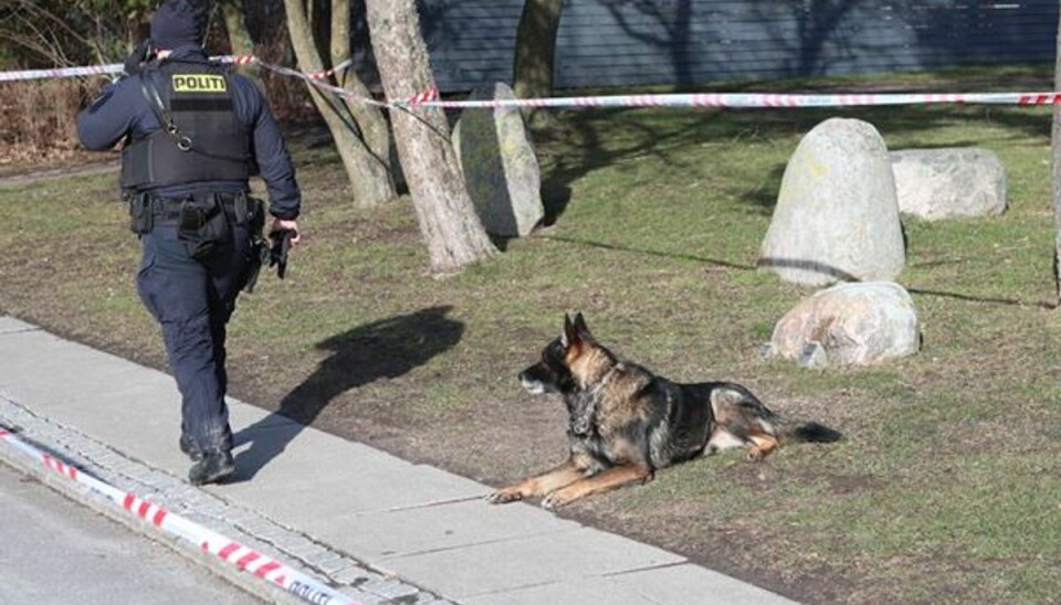 Politiet lagde en mindre jernring omkring gerningsstedet efter knivstikkeriet. Politiet lagde en mindre jernring omkring gerningsstedet efter knivstikkeriet.