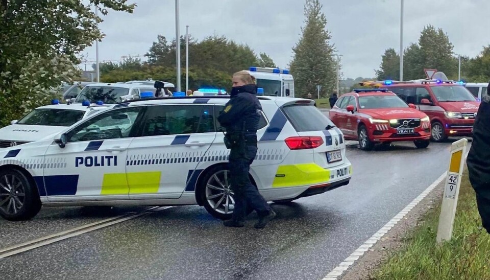 Politiet er i færd med at undersøge, hvad der er ombord på en lastbil. Politiet er i færd med at undersøge, hvad der er ombord på en lastbil.