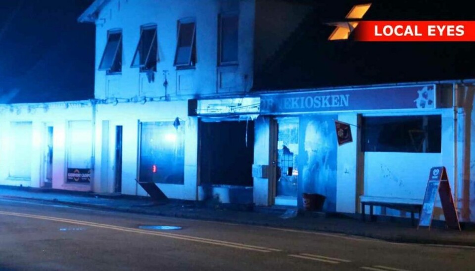 En af brandene var i en kiosk. Her er facaden ødelagt af flammerne. Foto: Local Eyes En af brandene var i en kiosk. Her er facaden ødelagt af flammerne. Foto: Local Eyes