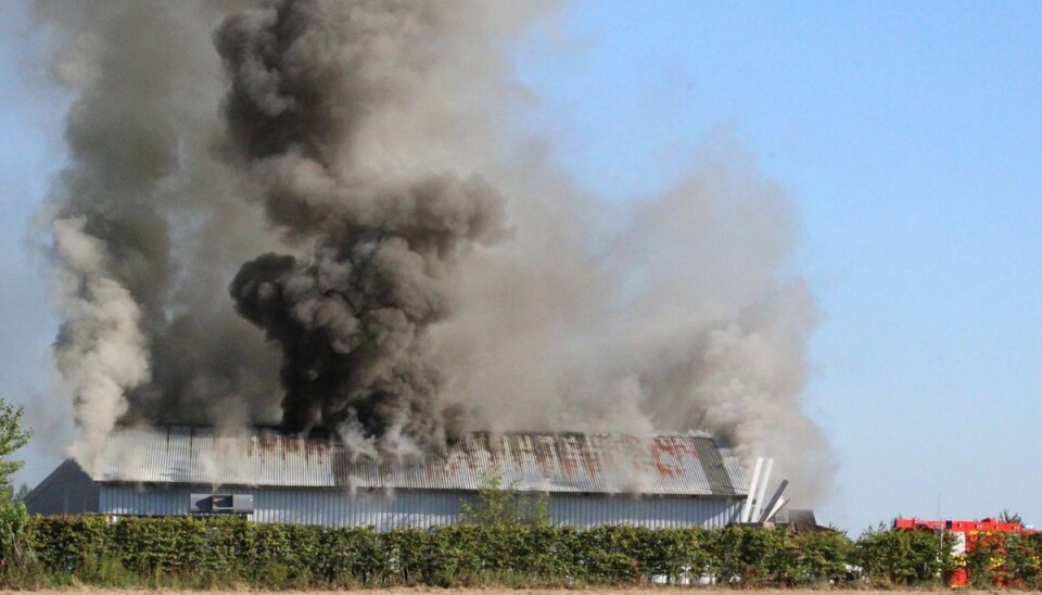 Det ryger særdeles kraftigt fra branden. Det ryger særdeles kraftigt fra branden.