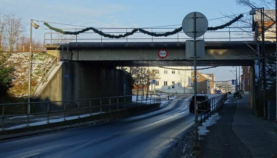 Bilerne er blandt andre steder i byen blevet beskudt med isklumper, når de passerer under jernbanebroen i Brørup.
