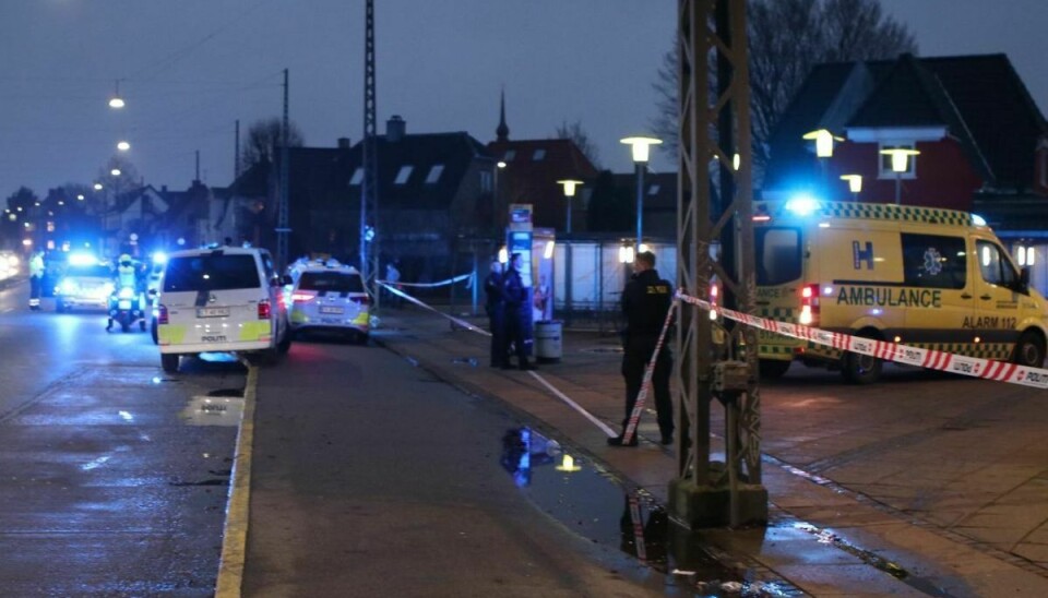 En mand er blevet stukket ned ved Jyllingevej Station.