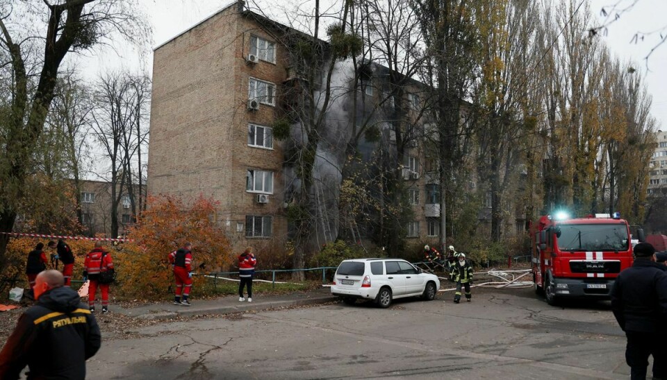 Billedet her viser brandfolk i gang med at slukke en brand i en lejlighedsbygning, der tirsdag er blevet ramt i Kyiv.