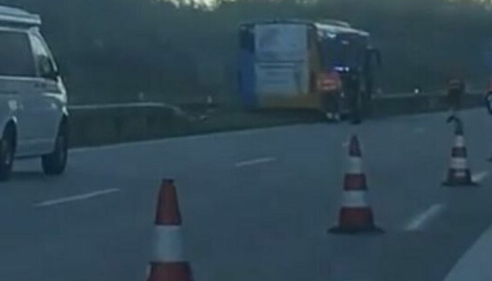 Bussen torpederede autoværnet på Øresundsmotorvejen. Bussen torpederede autoværnet på Øresundsmotorvejen.