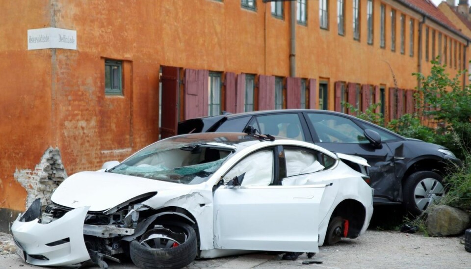 En biljagt fik en brat ende, da denne hvide Tesla smadrede ind i en husmur i Nyboder i København. En biljagt fik en brat ende, da denne hvide Tesla smadrede ind i en husmur i Nyboder i København.